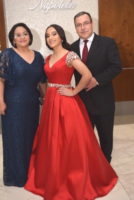 Katia Stwolinsky junto a sus padres, Fabiola y Hieskar Stwolinsky.