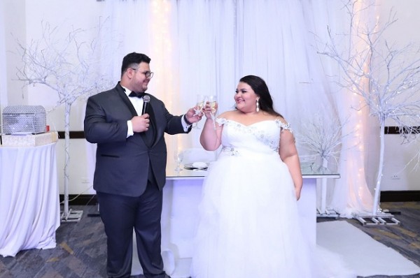 Kimberly Bohorquez y Gabriel Aguilar brindaron por su eterno amor en su gran noche de bodas de inspiración winter