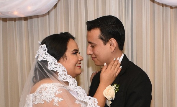 La conexión entre los corazones de Vilma y Eli Francisco trascendió espacio y tiempo en su gran noche de bodas.