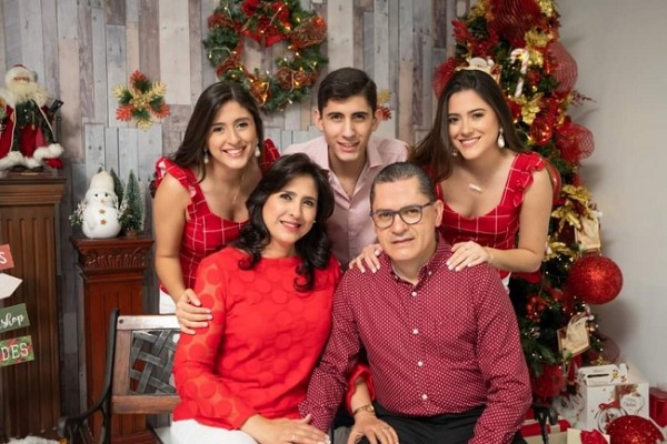 La familia Flores Callejas en una fabulosa imagen para recordar siempre