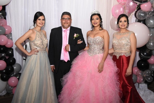 La hermana de la quinceañera, Silvia Medina, Marel Medina junto a su hija, Minelly Abril Medina Andino y su madre, Minelly Andino