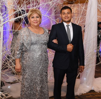 La madre del novio, Patricia Gómez y su hijo, Luis Carlos Aguilar Gómez.