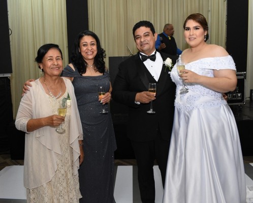 La madre del novio, Rubidia Benitez y Karla Paredes junto a su hermano, Carlos Fernando Banegas Benitez y Melanie Grisselle Segurado Diek