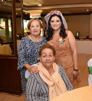 La novia junto a su madre, Ana Dina Varela y su futura suegra, Emilia Bardales Landa
