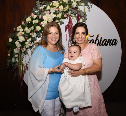 La preciosa Fabiana con sus abuelitas Gabriela Discua de Interiano y Marlene Canahuati de Restrepo.