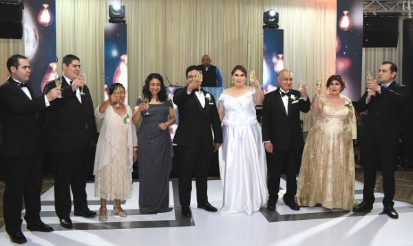 Las familias Segurado-Diek y Banegas-Benitez, brindaron por la felicidad de los recién casados en compañía de sus selectos invitados.