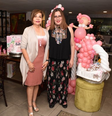 Las oferentes del baby shower, Fita Zuniga y su hija, Paola Baldassarre.