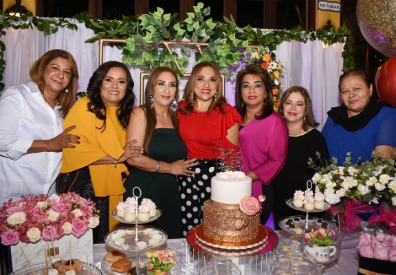 Lesly Bú, Melania de Palada, Dina Toditos de Morales, Marielos Gutiérrez, Rossy de Jeer, Claudia Cousin y Silvia Moreno