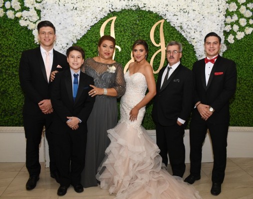 Los hermanos de la novia, Christian y Daniel Fajardo, Luz Aminda Flores de Fajardo junto a su hija, Julissa Fajardo Flores con su padre, Wilson Fajardo y Wilson Fajardo Jr.