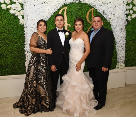 Los novios, Julissa Fajardo y Bryan Echeverría, con sus padrinos de boda, Rosalba Flores y Uwe Peiger
