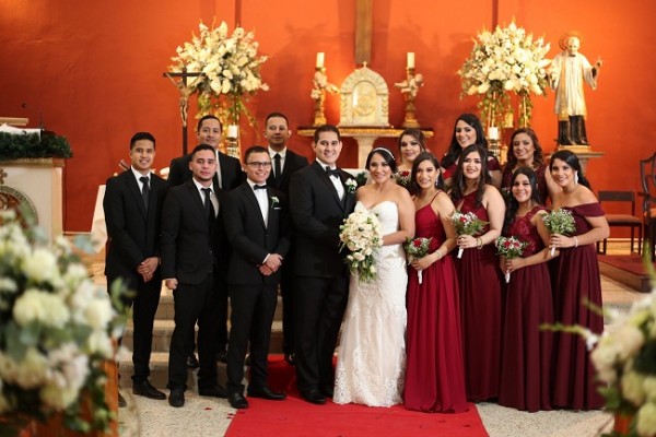 Los novios con su cortejo de bodas en una imagen inolvidable