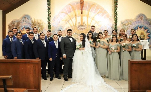 Los novios con su cortejo de bodas en una imagen para recordar siempre