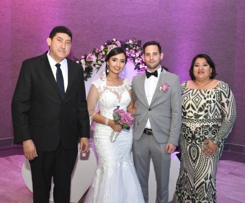 Los novios con sus padrinos de boda, Mario Kieffer e Iris Leiva.