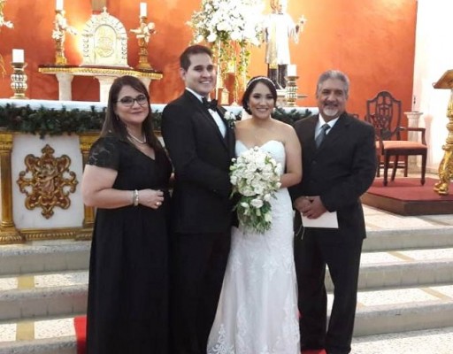 Los novios junto a sus padrinos de boda, Juan José y Maryzol Cárdenas de Alvarado
