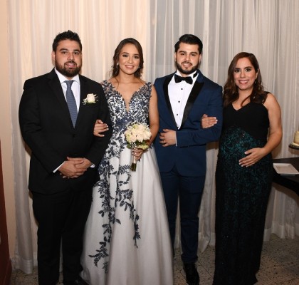 Los recién casados junto a sus padrinos de boda, José Luis y Vanessa Vallecillo.