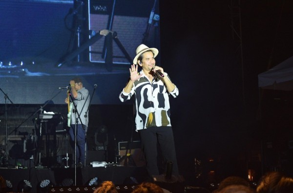 El principal vocalista de Bacilos se robó el show con su personalidad y talento