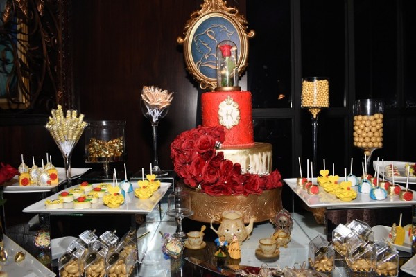 Los selectos invitados de la cumpleañera endulzaron sus paladares con el exquisito candy bar y pastel de celebración.