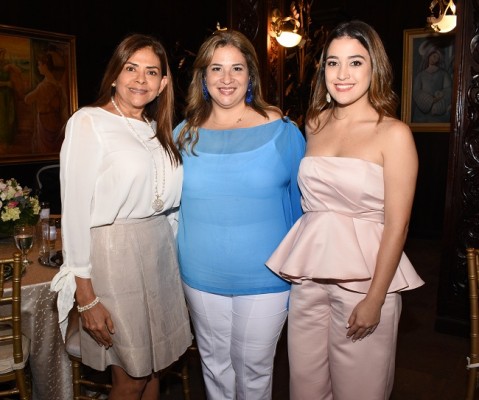 Margarita de Rios, Gabriela Discua de Interiano y Andrea Interiano de Robelo