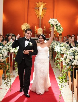 Mariela Aguilar y Bryan Ortega al instante de egresar de la Iglesia María Reina del Mundo, luego de ser declarados esposos.
