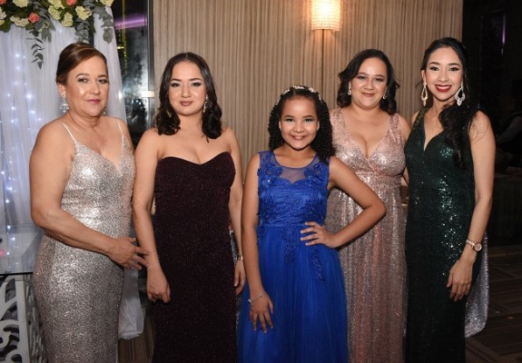 Mayra Andino, Alexa Romero, Victoria Hernández, Nathaly Pagoada y Carmen Rosales