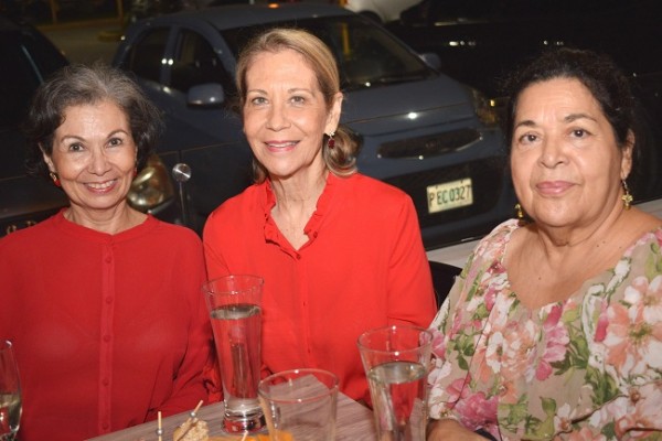 Melanie Fasquelle, Estela Bueso y Sandra Fasquelle.