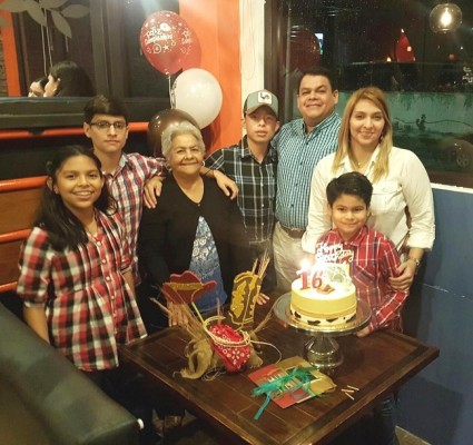 Mhia Barahona, Diego Caballero, Mirtala Serrano, Daniel Mendoza, Carlos Martín Mendoza, Teresa Caballero y Anthony Mendoza, acompañaron a Danny en su aniversario natal…el chico es amante de los caballos y todo lo campestre, así que la celebración fue inspirada en esa temática tan original.