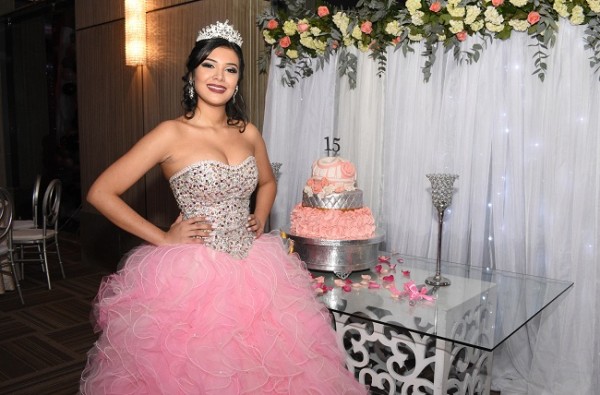 Minelly Abril Medina Andino compartió con sus selectos invitados su pastel de quinceañera y el refinado candy bar elaborado por Treats Boutique.