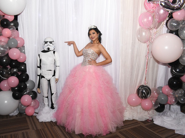 Con detalles de Star Wars protagoniza sus 15 años Mynelly Abril