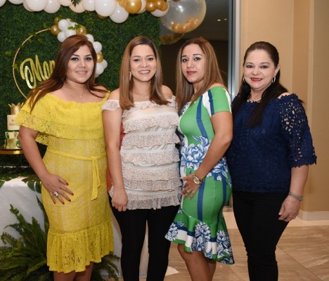 Molly Rubí, Mauryne Orellana, Jackeline Carbajal y Guadalupe de Orellana