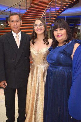 Natalia Núñez con sus padres, Armando y Azucena Núñez.