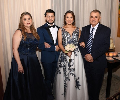 Nicole Alejandra Castro González y el novio con sus padres, María Argentina López Dubón y Ernesto Alexis Tábora.
