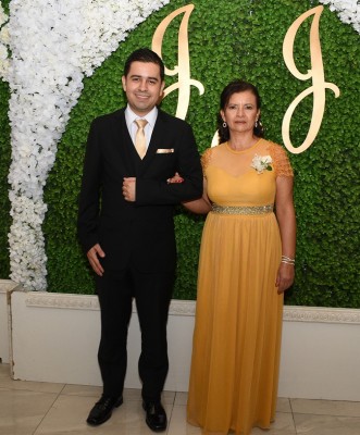 Pablo Echeverría, hermano del novio junto a su tía Doris Hernández