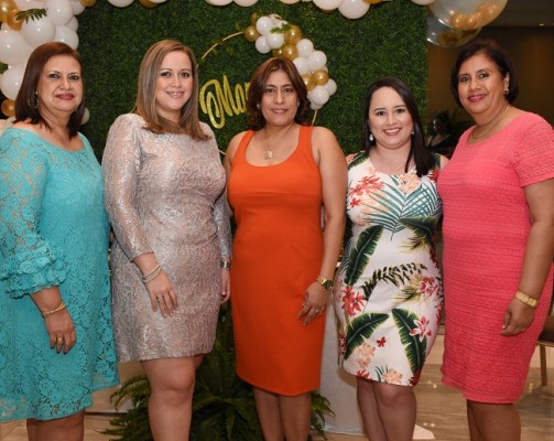 Parte de las oferentes del bridal shower, Arely Díaz, Diana Arely Sánchez, Mercedas Oseguera, Dariela de Valenzuela y Roxanda Díaz