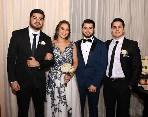 Román Arturo Tabora López y la novia con los hermanos del novio, Alexis Tábora y Leo Tábora