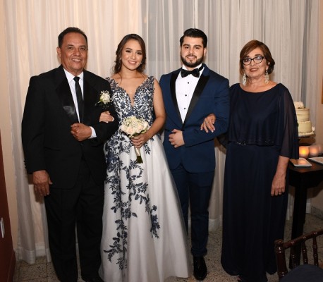 Román Arturo Tabora López y la novia con sus padres, Gustavo Adolfo Castro Flores y Marlyn Xiomara González.
