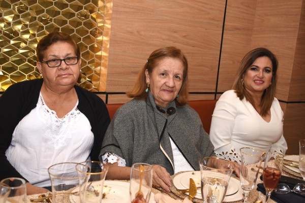 Rosa Chávez, Ondina Figueroa y Karen de Pedroza