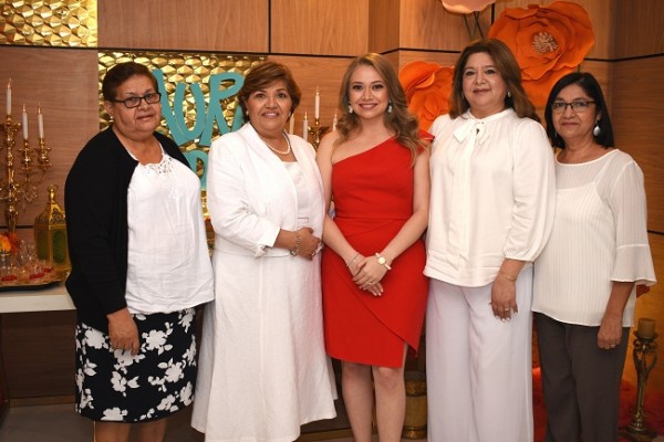 Rosa Chávez, Vilma Chávez de García, Laura María García Chávez, Delmy García y Ondina García.
