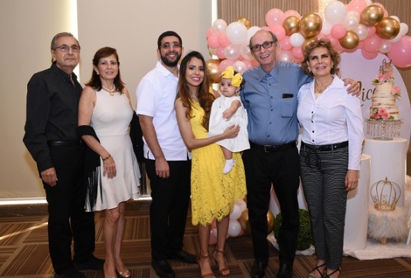 Selim y Vivian Canahuati, Abraham y Nancy Jaar, Jorge y Marcia Canahuati con la pequeña Nancy Nicole.