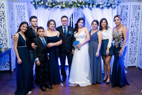 Sheyla y Hansel con su familia, hermanos y madre, Norma Gutiérrez
