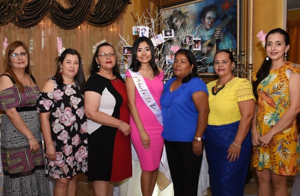 Una bonita imagen de Claudia Tinoco con las oferentes de su especial bridal shower en Restaurante Lupita Mongie.