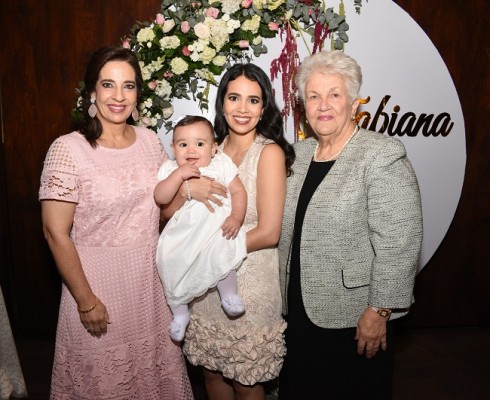 Una foto irrepetible de 4 hermosas generaciones: Marlene Restrepo, Fabiana Interiano Restrepo, María Fernanda Restrepo de Interiano e Ivonne Yuja.