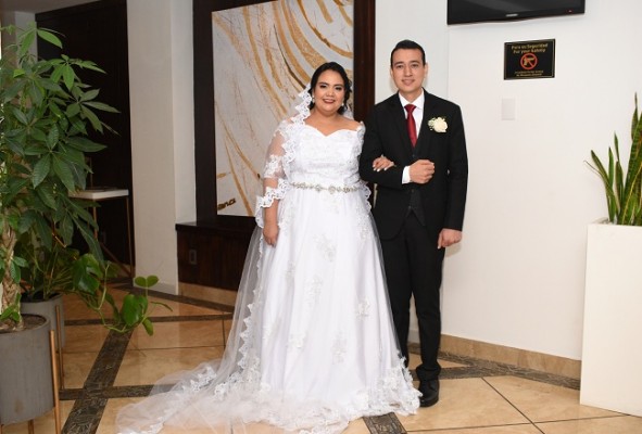 Vilma y Eli Francisco lucieron impecables al enfundarse en sus looks nupciales.