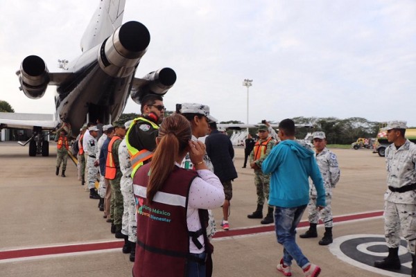 México comienza a retornar migrantes que iban en caravana hacia EEUU