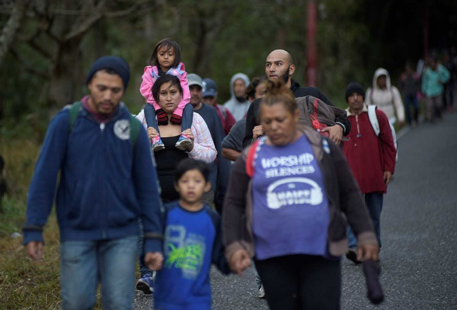 Otra caravana de migrantes salvadoreños parte rumbo a EEUU