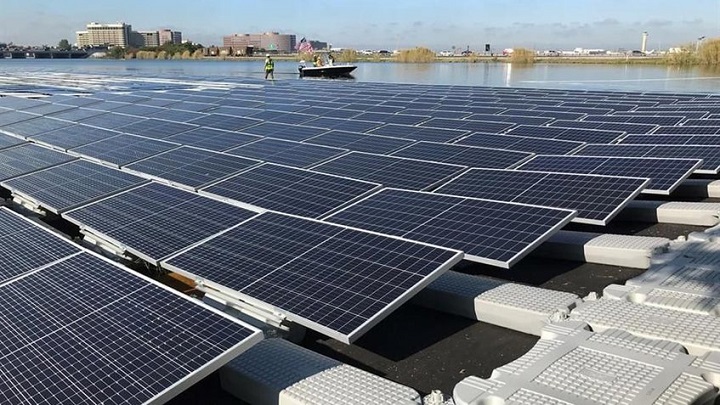 Inauguran primera plataforma flotante de energía solar en un lago de Miami