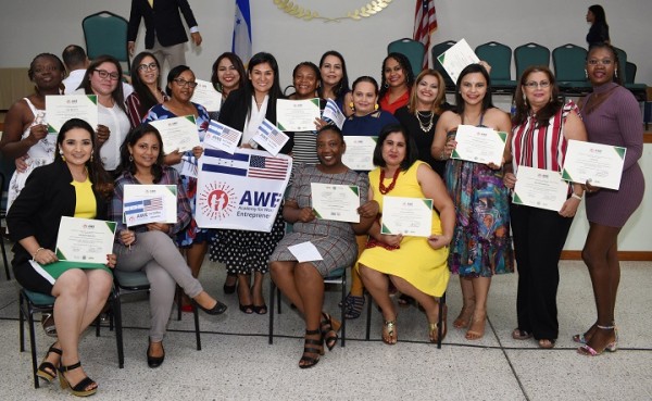 90 mujeres se gradúan con éxito de la Academia de Mujeres Emprendedoras AWE