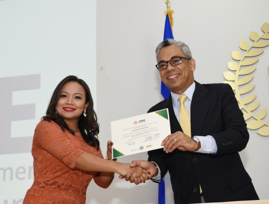 90 mujeres se gradúan con éxito de la Academia de Mujeres Emprendedoras AWE