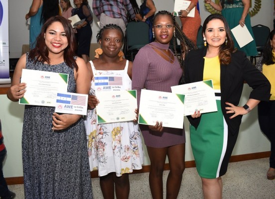 90 mujeres se gradúan con éxito de la Academia de Mujeres Emprendedoras AWE