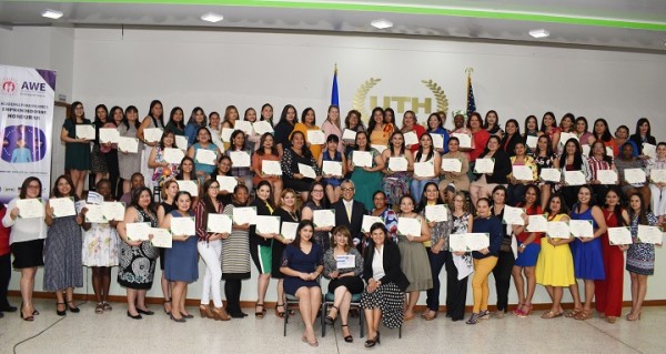 90 mujeres se gradúan con éxito de la Academia de Mujeres Emprendedoras AWE