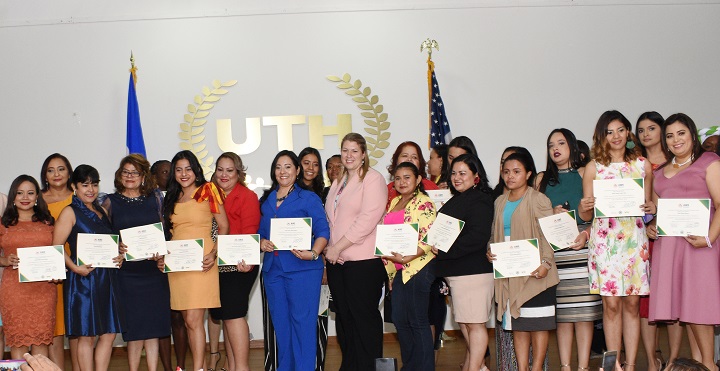 90 mujeres se gradúan con éxito de la Academia de Mujeres Emprendedoras AWE